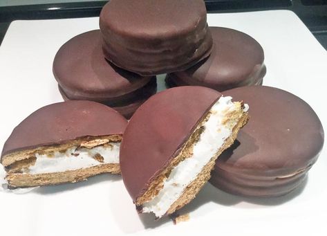 Moon Pie Recipe, Cookie Recipes Gluten Free, Gluten Symptoms, Graham Cracker Dough, What Is Gluten Free, Gluten Free Cookie, Gluten Free Info, Moon Pie, Gluten Free Graham Crackers