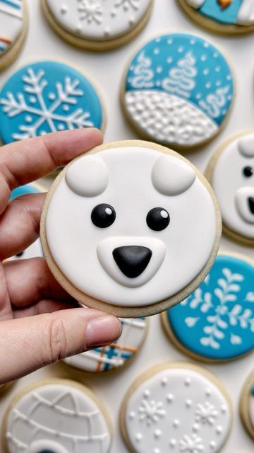 Grace Gaylord | Cookie Artist & Content Creator ~ NYC on Instagram: "My newest beginner class is here ⤵️🐻‍❄️ Included in this Beginner Winter online class: 🐻‍❄️ 1-hour pre-recorded class recording (can take as many times and anytime is convenient) ⛄️ 56-page workbook (detailed instructions on recipes, links for what you need to you buy, prep work, step-by-step photo instructions for decorating each cookie and much more!) ❄️ Beginner skill level (although all of my classes can be taken by any skill level) 🐧 All resources are available to you for FOREVER! 👀👀👀 Link is in my bio to learn more! 💸 Make sure you sign up for my mailing list to get an additional 10% off your first order! Cutter is 3” circle by @brightoncutters Tipless bags @borderlandsbakery Use code THEGRACEFULBAKER10 for Round Cookie Decorating Ideas, Round Sugar Cookie Decorating Ideas, Christmas Sugar Cookie Designs, Graceful Baker, Glass Cookies, Christmas Sugar Cookies Decorated, Cookie Decoration, Cute Christmas Cookies, Basic Cookies