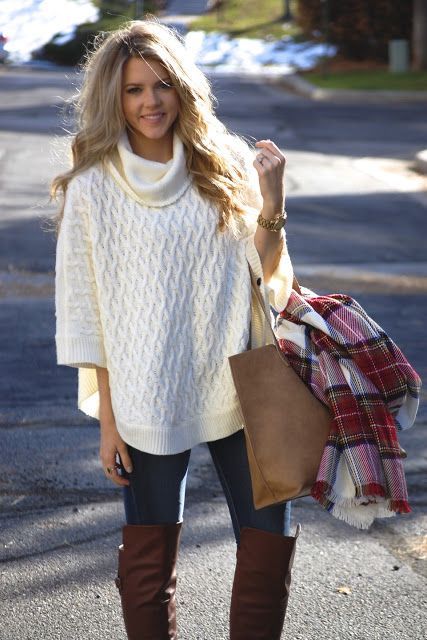 Modern Country Style: Winter Fashion Modern Country 2017: The Poncho Country Winter Fashion, Poncho Sweater With Sleeves, Poncho Outfit, White Poncho, Otk Boots, Country Fashion, Couture Mode, Nice Outfits, Chale Crochet