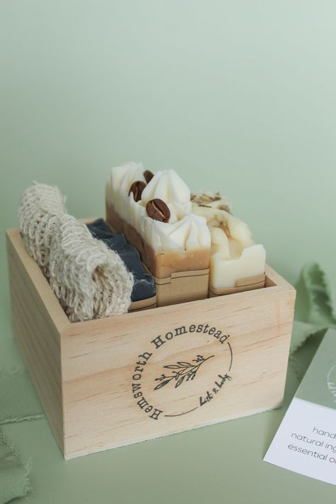 Surprise someone special with our luxurious Wooden Crate Gift Set. Our beautifully hand stamped wooden box is filled with three bars of our moisturizing handmade soaps and a sisal soap saver bag. Wrapped and adorned with our signature ribbon and gift tag, these unique and thoughtful gifts make perfect presents for any one on your list. Why do we love this set? 100% natural products Palm free soap Plastic free packaging Handcrafted in small batches Details The soap bars in this set are hand-picke Soap Gifting Ideas, Christmas Soap Gift Box Ideas, Soap Christmas Gift Ideas, Soap Wrapping Ideas, Soap Boutique, Christmas Soap Gift, Soap Packaging Diy, Soap Gift Basket, Packaging Soap