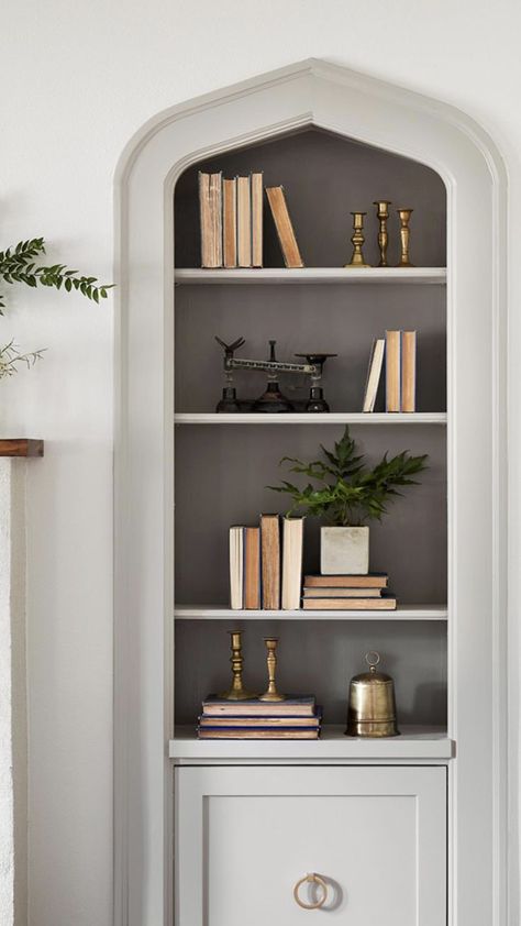 Beautiful styled bookshelf with darker grey behind shelves Ruangan Studio, Fixer Upper Decor, Tudor Cottage, Furniture Apartment, Style College, Rooms Decor, Tudor Style Homes, Apartment Organization, Bookshelf Styling