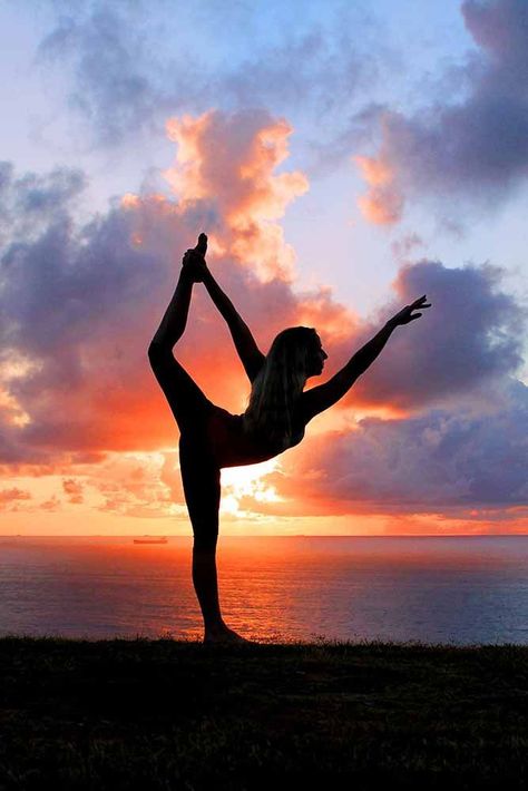 Yoga photography inspiration, dancers pose #yogaphotography Dance Photo Shoot Beach, Female Dancer Aesthetic, Yoga Sunrise, Yoga Foto's, Dance Pic, Dance Shoot, Yoga Inspiration Photos, Photo Yoga, Dancers Pose