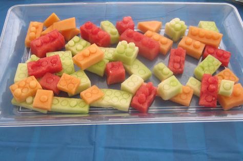 Easy LEGO Brick Themed Food for Kids Lego Fruit, Lego Snacks, Cake Lego, Lego Friends Party, Lego Food, Lego Auto, Lego Themed Party, Food For Kids, Themed Food