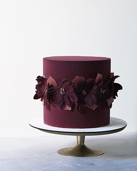 Pastel Color Vino, Burgundy Birthday Cake, Burgundy Cakes, Burgundy Cake, Cartoon Palm Tree, Rosette Cake, Cake Decorating Frosting, Elegant Cakes, Cake Designs Birthday