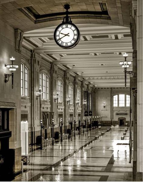 Union Station Kansas City, Kansas City Union Station, Festival Plaza, Kansas City Plaza, Midwest Road Trip, Big Clock, City Downtown, Painting References, Grand Hall