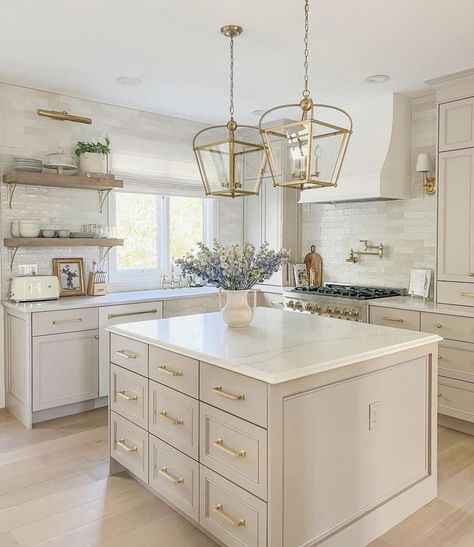 White Gold Oven, Off White And Gold Kitchen, White And Gold Appliances, Gold Oven, White And Gold Kitchen, Small Kitchen Inspiration, House Planning, Gold Kitchen, Kitchen Room Design