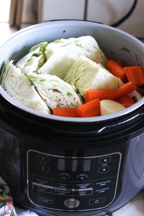 Corned Beef Recipes Crock Pot, Corned Beef Recipes Slow Cooker, Beef And Cabbage Recipe, Ground Beef And Cabbage, Cabbage And Potatoes, Cabbage And Sausage, Fish Dinner Recipes, Corned Beef And Cabbage, Spiced Beef