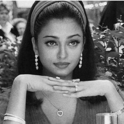 Bollywood Profile Pic, Aishwarya Rai Black And White, Female Movie Characters, 90s Actresses, 90s Bollywood Aesthetic, Indian Actors, Bollywood Posters, 90s Bollywood, Bollywood Photos