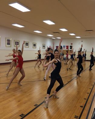 3 ways to use audition nerves to your advantage. #dance #auditions #tips Dance Workshop Aesthetic, Dance Audition Outfit, Audition Tips, Musical Theatre Dance, Audition Outfit, The Rockettes, Teaching Dance, Dance Audition, Acting Auditions