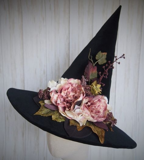 Witch Costume Diy, Witchy Wardrobe, Boho Witch, Witch Costumes, Witches Hat, Halloween Hats, Garden Girls, Witch Costume, Hat Ideas