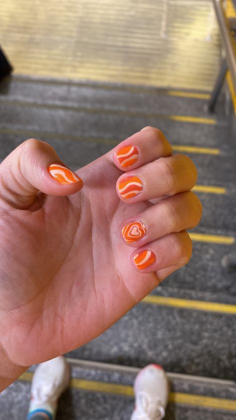 Hippie and groovy orange nails Orange Heart Nails, Short Hippie Nails, 1970s Nails, 70’s Nails, 70s Nail Designs, 70s Nails, Nails Orange, Hippie Nails, Fall Manicure