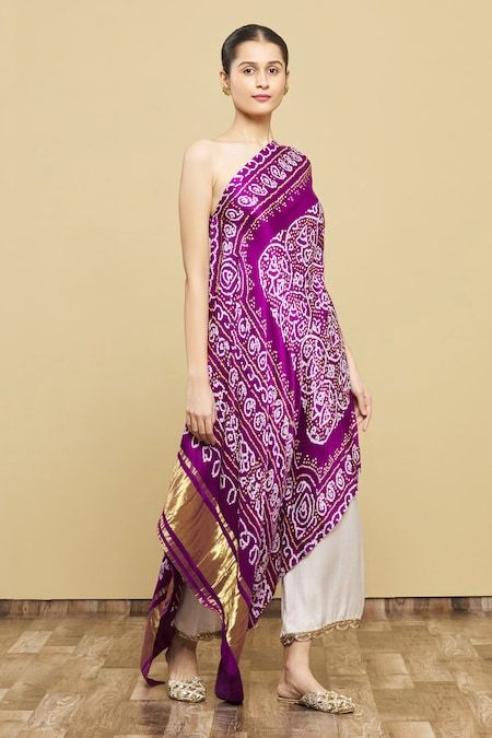 Latest Bandhani Dress Pattern, Bandini Outfits, Bandhani Outfits, Bandhani Outfit Ideas, Fusion Wear Indian, Bandhani Dress Pattern, Bandhani Kaftan, Bandhani Dresses, Purple Kaftan