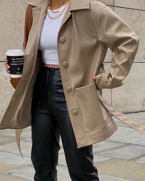 Beige Leather Jacket Outfit, Beige Leather Jacket, Leather Pants Outfit, Outfit Invierno, Beige Jacket, Leather Jacket Outfits, Chic Leather, Jacket Outfit, Street Style Chic