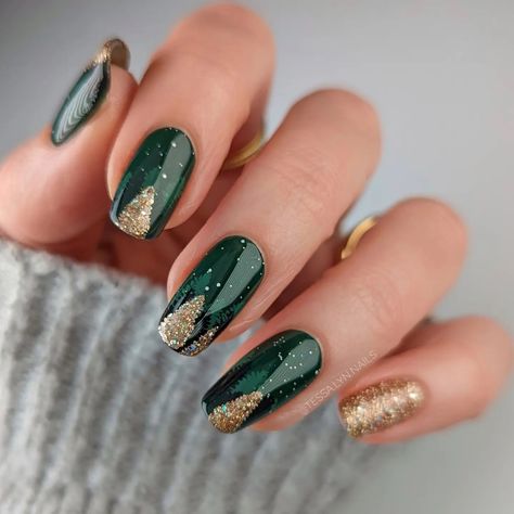 Steel Nail Art, Christmas Tree Nails, Gold Nail Designs, Tree Nails, Nail Art Stamping Plates, Green Nail Designs, Cute Christmas Nails, Classic Nails, Winter Nail Art