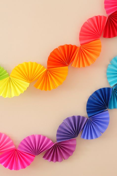 Paper Fan Garland, Fan Garland, Hiasan Dinding Diy, Rainbow Fan, Dekorasi Halloween, Paper Decorations Diy, Hantverk Diy, Rainbow Theme Party, Paper Fan