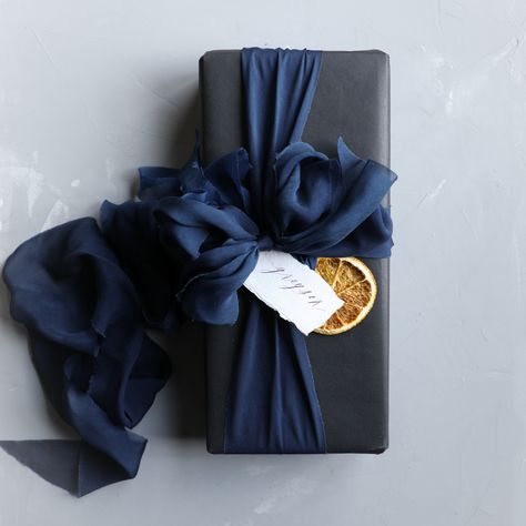 Birthday Designs, Navy Ribbon, Gift Wrapping Techniques, Gift Wrapping Inspiration, Gift Wrapping Ideas, Unique Gift Wrapping, Creative Gift Wrapping, Professional Gifts, Cadeau Diy