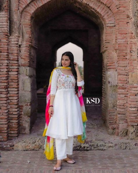 Pakistani Suit Wedding, Gown Dress Indian, Sabyasachi Designer, Beautiful Anarkali, Suit Punjabi, Embroidered Salwar, Punjabi Suits Designer Boutique, Punjabi Outfits, Long Frock