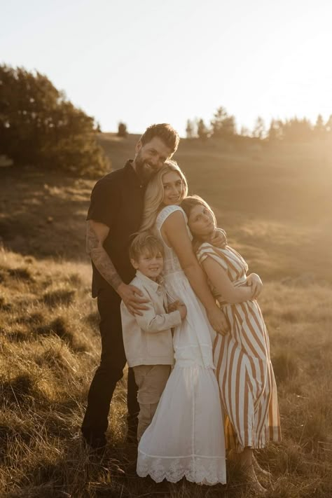 Sitting Poses Family Photography, Grassy Field Family Pictures, Family Stairs Photography, Tibble Fork Family Pictures, Family Pictures Sitting Down, Family Picture With Teenagers, 3 Person Family Photoshoot Poses, Family Of 5 Older Kids Poses, Family Of 4 Portraits