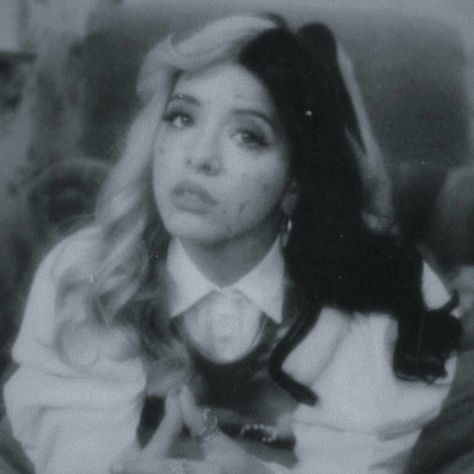 Melanie Black And White, Emo Melanie Martinez, Melanie Martinez Dark Aesthetic, Dark Melanie Martinez, Melanie Martinez Black And White, Black And White Profile Picture, Black And White Pfps, Dark Widgets, Grunge Pics