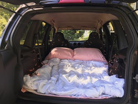 Trunk Bed Date, Bed In Car, Jeep Bed, Sleeping On Back, Sleep In Car, Aesthetic Camping, Birthday Sleepover, Car Deco, Fun Sleepover Ideas