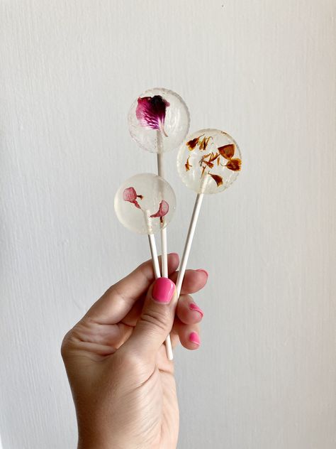 Edible Flower Lollipops, Diy Lollipops, Flower Lollipops, Flower Lollipop, Diy Lollipop, Lollipops Diy, Micro Bakery, Handmade Lollipops, Homemade Lollipops