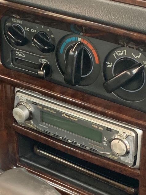 Car Radio Aesthetic Vintage, Car Radio Aesthetic, Radio Aesthetic, Old Fashioned Cars, Vinyl Aesthetic, School Car, Vivid Dreams, Old School Cars, Playlist Covers