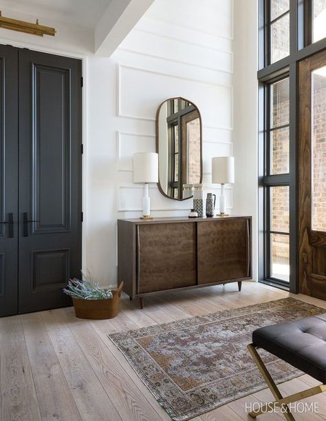 Instead of the usual overhead light fixture, table lamps bring an intimacy to the front entry. | Photographer: Phil Crozier | Designer: Nyla Free Black Interior Doors, Rural Living, Hal Decor, Foyer Lighting, Black Doors, A Living Room, Entryway Rug, Interior Door, Design Living