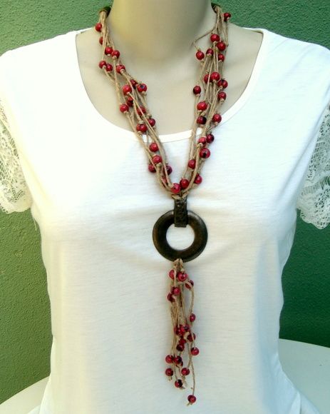 BIOJOIA - COLAR DE RAMI AÇAI VERMELHO Mixed Media Jewelry, Ceramic Necklace, Neck Accessories, Necklace Patterns, Hippie Jewelry, Choker Collar, Fabric Jewelry, Beaded Jewelry Diy, Wooden Jewelry