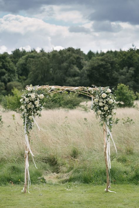 Wedding Flowers Ceremony, Arch Greenery, Rustic Spring Wedding, Meadow Wedding, Backdrop Arch, Ceremony Outdoor, Wedding Arch Rustic, Wedding Whimsical, Rustic Modern Wedding