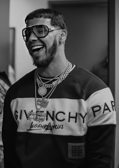 Bad Bunny Aesthetic Black And White, Bad Bunny Dark Wallpaper, Trap Bad Bunny, Anuel Aa Quotes, Concerts Bad Bunny, Anuel Aa Wallpaper, Bff Halloween Costumes, Air Jordan Sneakers, Celebrity Wallpapers