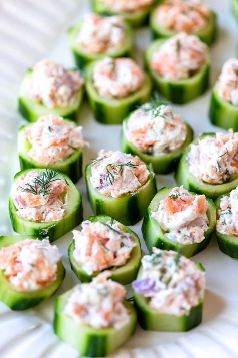 Smoked Salmon Cucumber Bites Cucumber Bites With Cream Cheese, Spicy Tuna Cucumber Bites, Appetizer Recipes In A Cup, Lettuce Cup Appetizers, Cucumber Tuna Bites, Cucumber Smoked Salmon Appetizer, Christmas Party Food Healthy, Salmon Cucumber Appetizer, Skinnytaste Appetizers