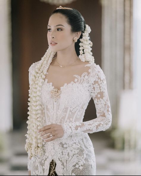 Javanese Wedding, Kebaya Wedding, Indonesian Wedding, Nikah Dress, Bridal Party Outfit, Kebaya Dress, Celebrity Wedding Dresses, Hairdo Wedding, Classy Wedding Dress