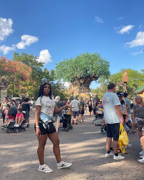 Disney world animal kindgom tree of life photo inspo Animal Kingdom Outfit, Disney World Outfits, Disney Outfit, Animals Of The World, Life Photo, Disney Outfits, Photo Inspo, Animal Kingdom, Tree Of Life