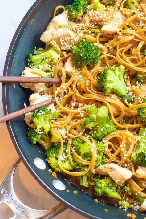 Broccoli Sesame, Broccoli Noodles, Chinese Dinner, Family Supper, Chicken Chopped Salad, Sesame Noodles, Sweet And Spicy Sauce, Rice Noodle, Chicken And Broccoli