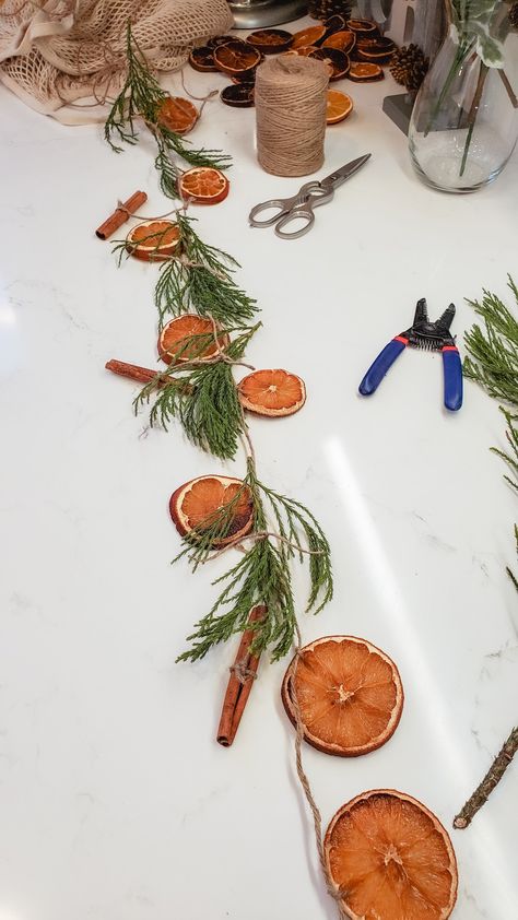 Cinnamon Pinecones, Natural Christmas Decor, Orange Christmas, Christmas Black, Orange Garland, Natural Christmas, Christmas Inspo, Old Fashioned Christmas, Elf On The Shelf Ideas