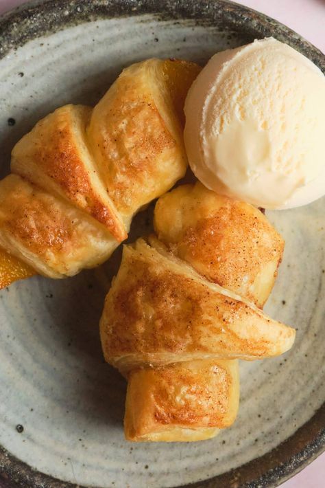 Peachy Peach Dumplings, Peach Crossaint, Biscuits Noel, Easy Crescent Roll Recipes, Crescent Roll Dessert, Crescent Roll Breakfast Recipes, Peach Dumplings, 50's Dresses, 4h Ideas