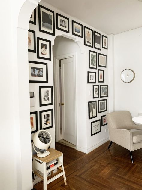 Gallery wall with photos in black frames Studio Apartment Living, Tiny Closet, Entry Wall, Bold Wallpaper, Study Design, Painting Trim, Studio Decor, Gallery Wall Set, Small Wall