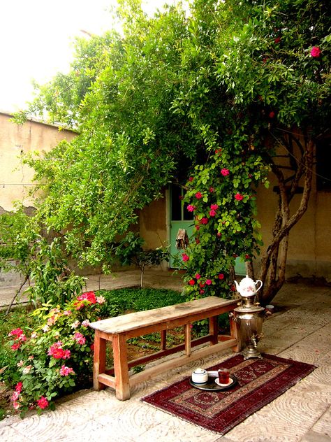 Persian Tea, Persian Decor, Iran Culture, Iran Pictures, Iranian Architecture, Persian Garden, Persian Architecture, Feather Diy, Persian Culture