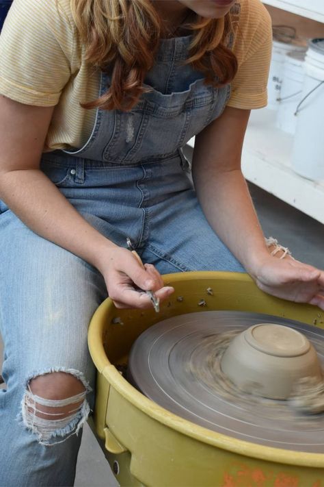 Pottery Class Outfit Aesthetic, Pottery Outfit Ideas, Pottery Class Outfit, Pottery Outfits, Pottery Outfit, Friendly Outfits, Creative Look, Class Outfit, Loose Fitting Pants