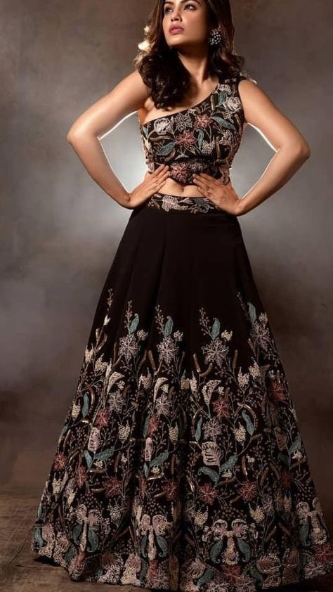 Sangeet Indian Outfit, Cover All Outfit, Sangeet Outfit Sisters Black, Black Sangeet Outfit, Dj Night Outfits For Indian Wedding, Sangeet Guest Outfit, Lengha Black, Long Skirt Top Designs, Gold Lehenga