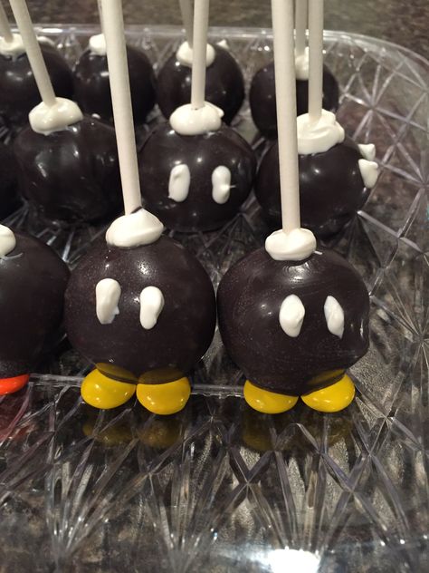 Bob-omb cake pops Mario Birthday Cake Pops, Mario Cake Pops Easy, Bowser Cake Pops, Mario Cake Pops, Mario Kart Cake Pops, Super Mario Cakepops, Bomb Cake, Mario Bros Cake, Party Food Themes