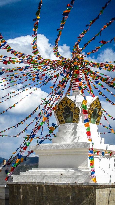 Lake Manasarovar #LakeManasarovar #100mostbeautifulplacestovisit #Tibet Yoga Studio Design, Lijiang, Kunming, Nepal Travel, On The Border, Tibetan Buddhism, Shangri La, China Travel, Bhutan