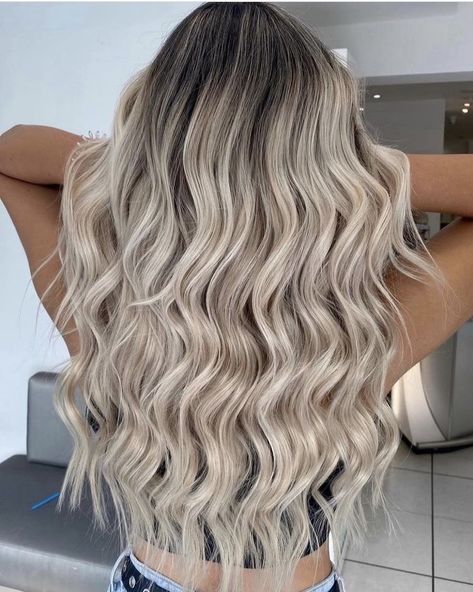 Beige Blonde Hair Balayage Dark Roots, Blonde Hair Extensions With Dark Roots, Blonde Extensions With Dark Roots, Light Blonde Balayage Dark Roots, Blonde Hair With Dark Shadow Root, Dark Smudge Roots Blonde, Dark Shadow Root Blonde, Creamy Blonde Hair Balayage Dark Roots, Root Drag Blondes