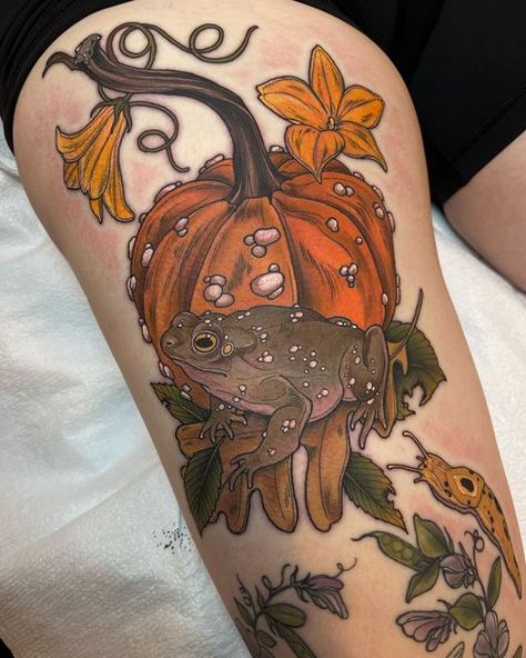 Halloween Lady Tattoo, Thigh Tattoos Inspiration, Witch Core Tattoos, Great Pumpkin Tattoo, Neotraditional Halloween Tattoo, Floral Halloween Tattoo, Neo Traditional Halloween Tattoo, Tattoo Art Styles, October Tattoo Ideas