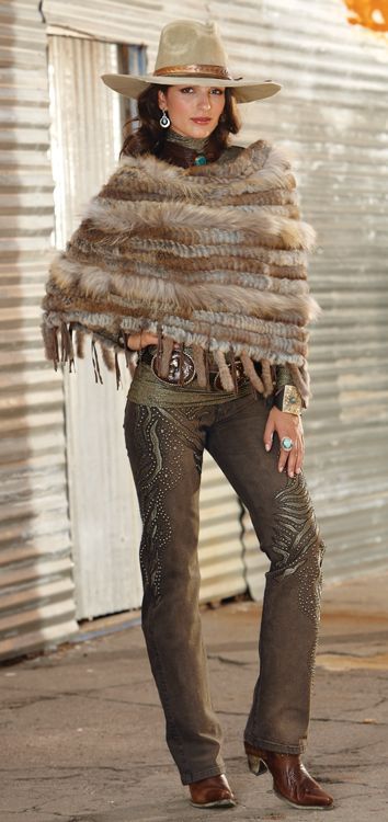 Fur cape with embossed jeans. French Cowboy, Western Chic Outfits, Mode Country, American Cowgirl, Equestrian Outfit, Wilde Westen, Pashmina Wrap, Looks Country, Country Fashion