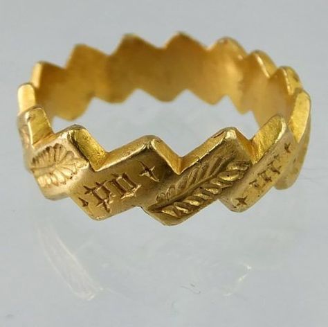 Medieval (ca 1380-1450) gold ring., engraved with palm leafs and a Latin motto in black lettering. Ancient Jewels, Medieval Rings, Ancient Jewellery, Historical Jewellery, Medieval Jewelry, Jewels Rings, Unusual Jewelry, Ancient Jewelry, Fantasy Jewelry