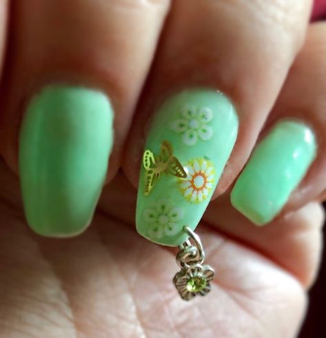 Nail art fun. Drill a hole and dangle a favourite charm. #nailart #nailartdesigns #naildesigns #naildangle #nailcharms #summernails Nail Dangle Charms, Dangling Nail Charms, Nails With Dangle Charms, Nail Art Fun, Dangle Art, New Template, Art Nails, Nail Charms, Nail Art Summer