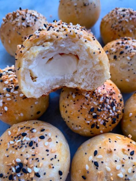 Bagel Bites Recipe, Bagel Store, Bagel Recipe Easy, Quick Easy Breakfast, Pretzel Bread, Cinnamon Roll Recipe Homemade, Freezer Food, Bagel Bites, Homemade Bread Easy