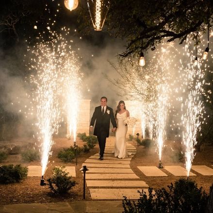 Cold Pyros Wedding, Fountain Fireworks Wedding, Firework Wedding Photos, Cold Fire Wedding Entry, Wedding Reception Entry, Glamorous Centerpieces, Modern Barn Wedding, Pastel Wedding Theme, Rose Gold Wedding Cakes