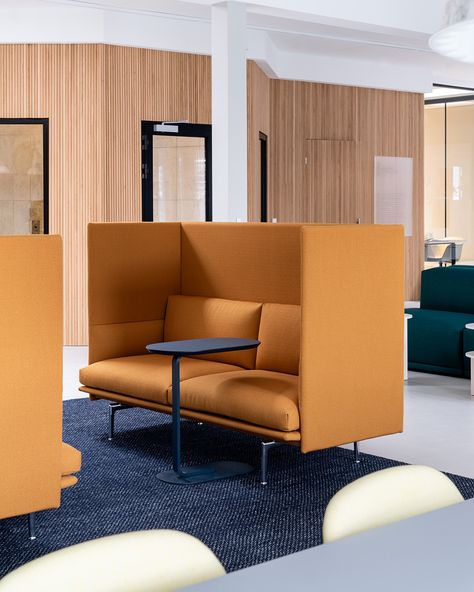 Stepped Office Seating, Sofa One Seat, Cool Office Furniture, We Work Space, Timeless Office Design, Home Office Lounge Area, Acoustic Sofa, Office Acoustics, Soft Seating Office